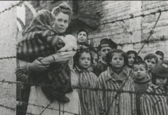 Matka z dzieckiem na ręku w trakcie wyzwania obozu w Auschwitz