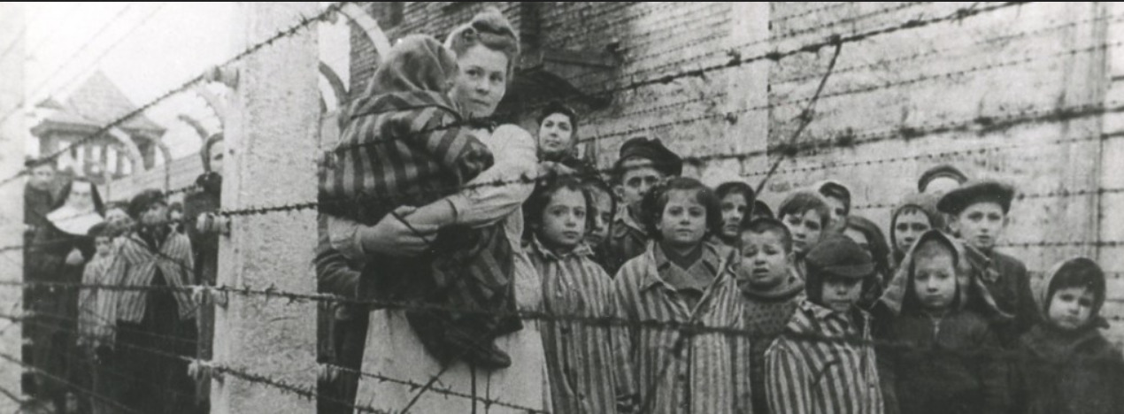 Matka z dzieckiem na ręku w trakcie wyzwania obozu w Auschwitz