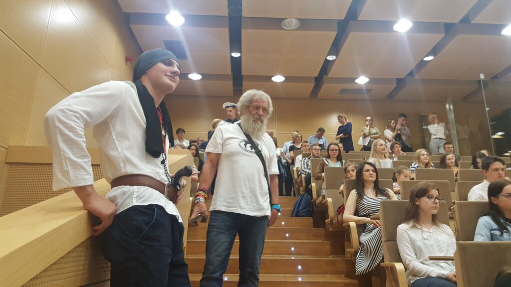 Aleksander Doba z uczniem przebranym za pirata. W tle publiczność.