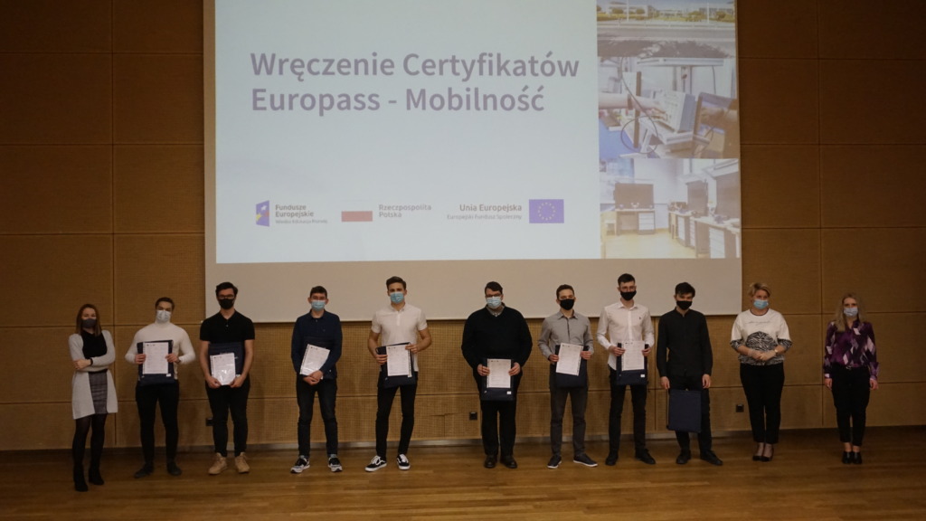 Zdjęcie grupowe, uczniowie technikum z certyfikatami Europass
