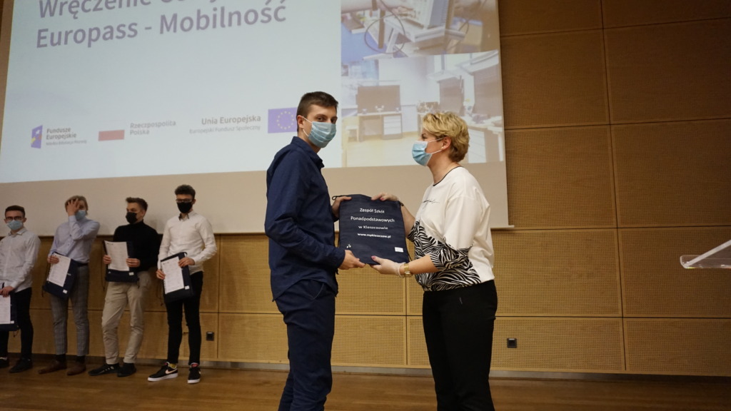 Dyrektor ZSP Kleszczów wręcza certyfikat uczniowi technikum
