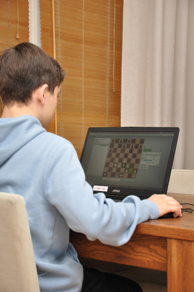 uczestnik turnieju podczas rozgrywanej partii szachów.