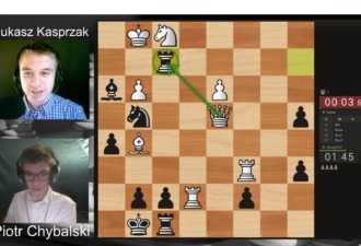 Zdjęcie ze streamingu turnieju, na którym widać dwóch sędziów, komentujących rozegraną partię szachów, widoczną po prawej stronie ekranu.