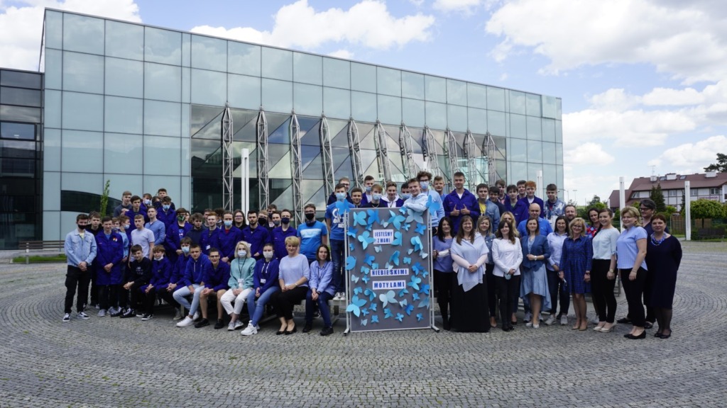 Zdjęcie grupowe - uczniowie technikum wraz z wychowawcami podczas akcji niebieskie motyle 2021