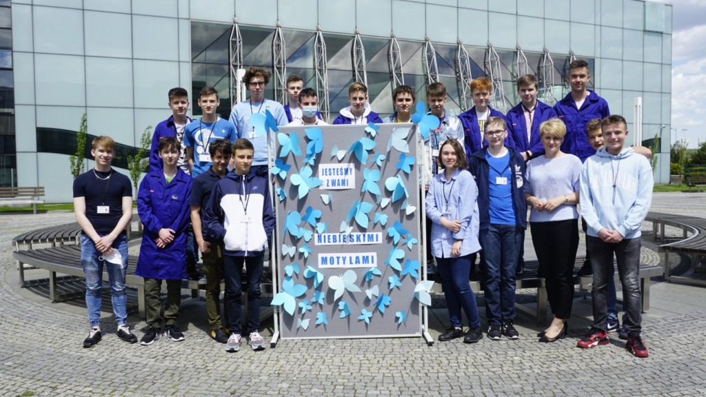 Uczniowie technikum podczas akcji niebieskie motyle 2021