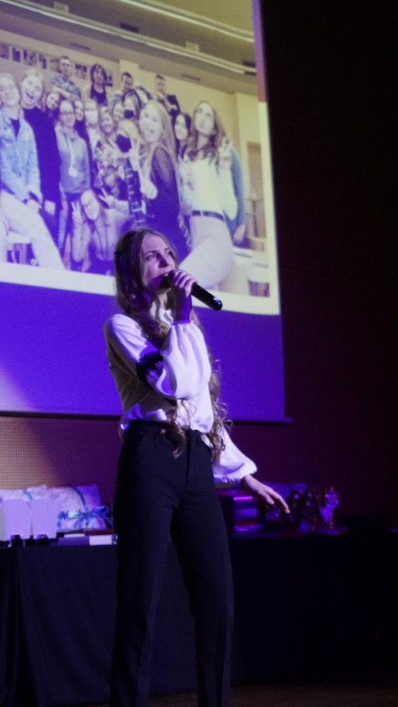 Uczennica - wokalistka podczas występu na gali Kleszcze 2021