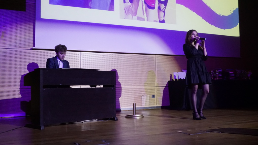 Uczniowie - wokalistka oraz pianista podczas występu na gali wręczenia Kleszcze 2021
