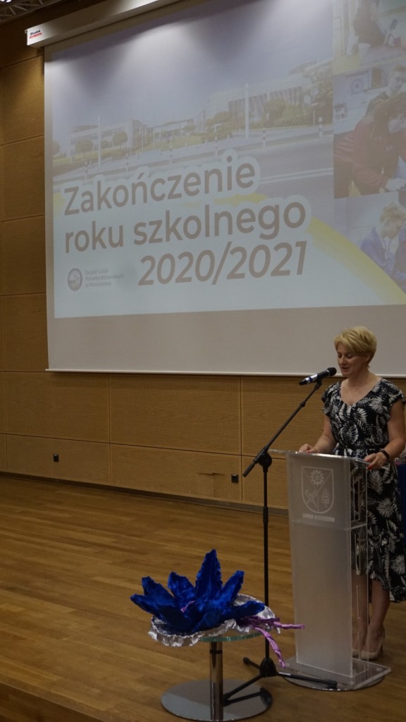 Dyrektor ZSP w Kleszczowie podczas zakończenia roku szkolnego 2020/21