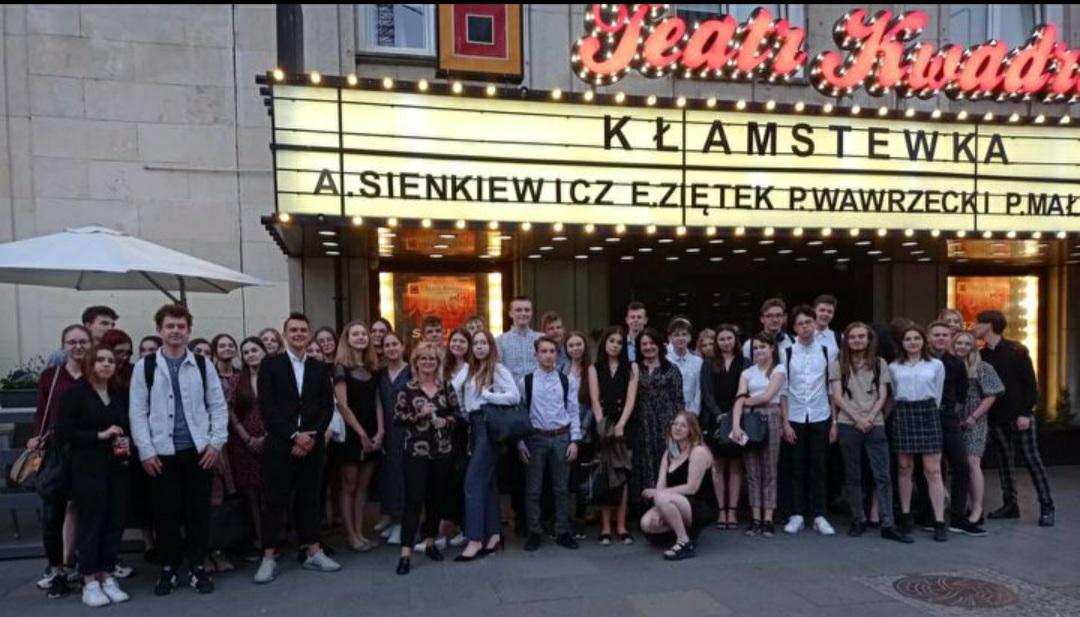Grupowe zdjęcie uczniów, po spektaklu Kłamstewka w Teatrze Kwadrat w Warszawie.