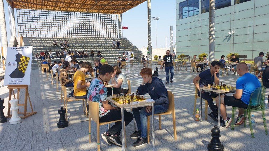 na zdjęciu widać zawodników podczas gry w szachy
