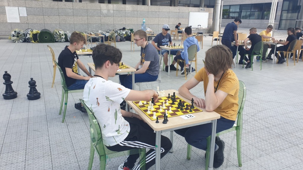 na zdjęciu widać zawodników podczas gry w szachy