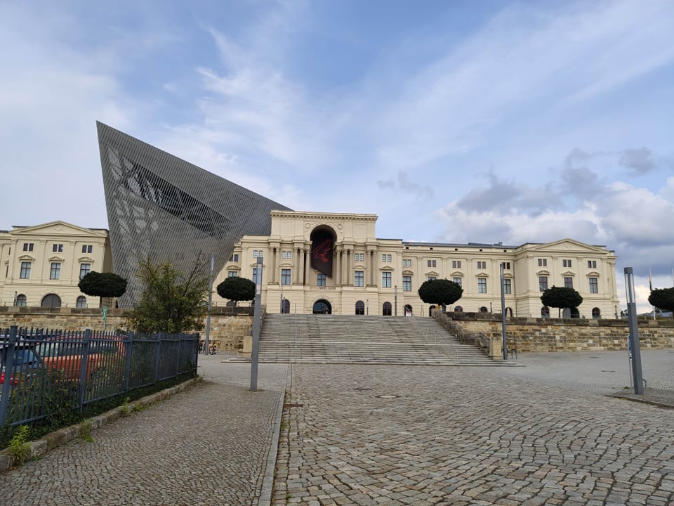 Widok na Muzeum Wojskowo-Historycznego Bundeswehry.