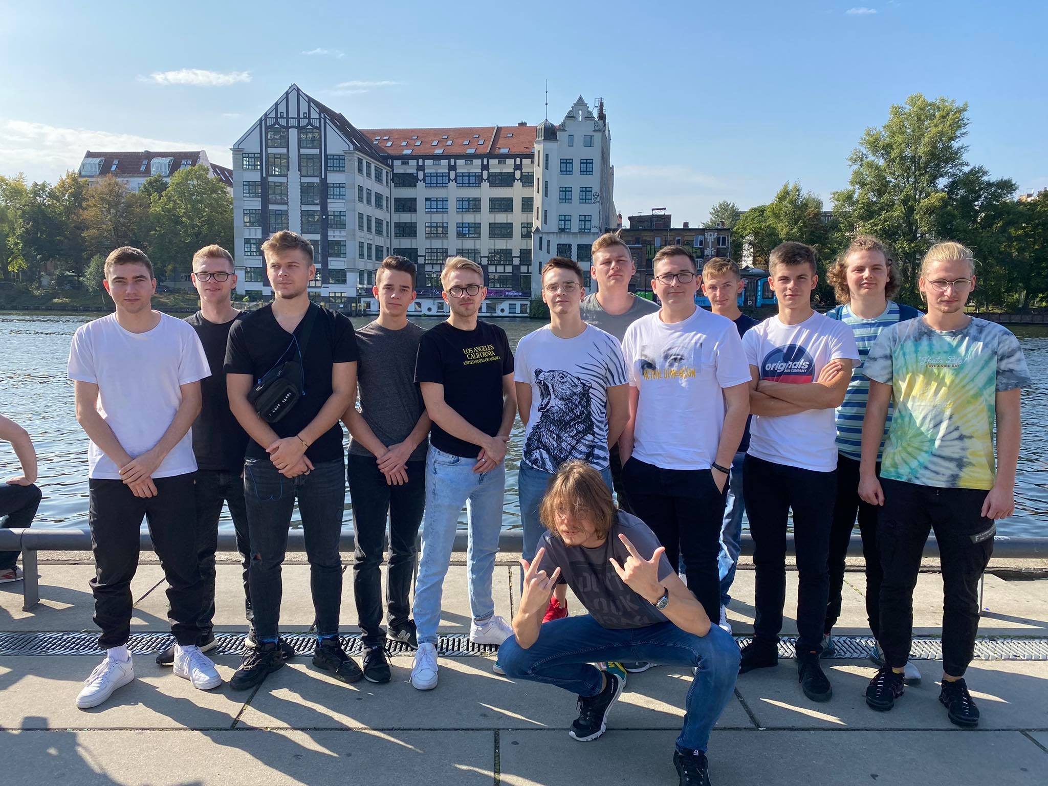 Uczniowie przed kanałem wodnym w Berlinie.