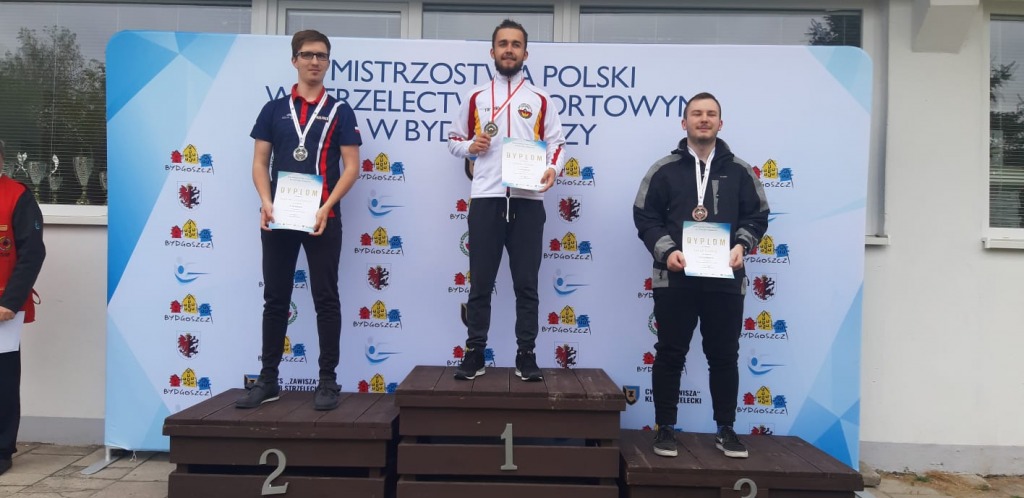 Mistrz Polski juniorów w konkurencji pistolecie pneumatycznym na podium