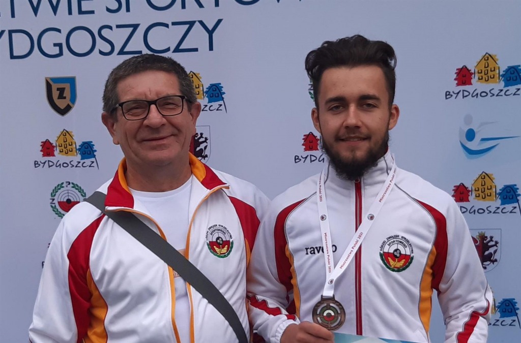 Mistrz Polski juniorów w konkurencji pistolecie pneumatycznym wraz z trenerem