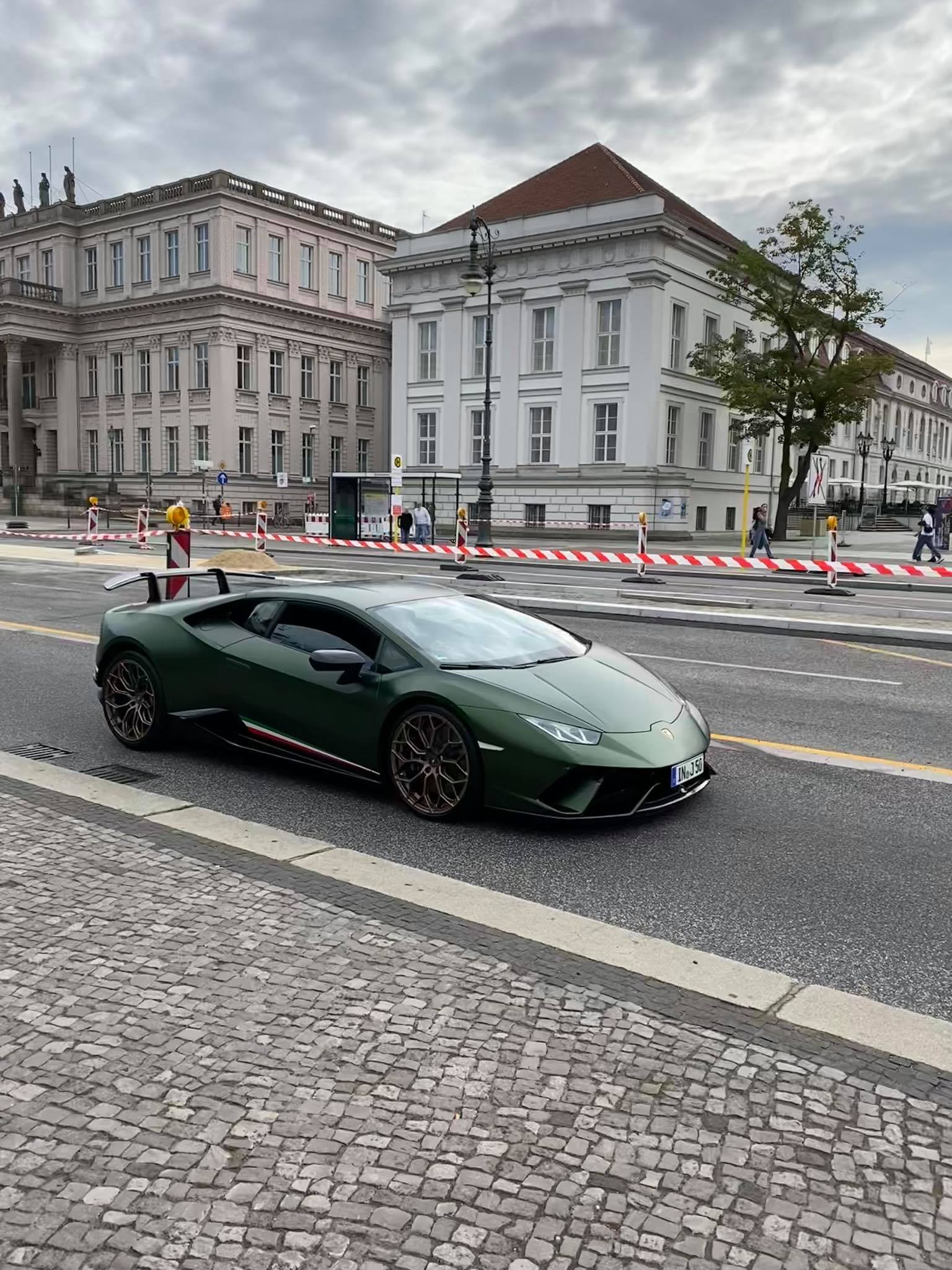 Zdjęcie Lamborghini z przodu.