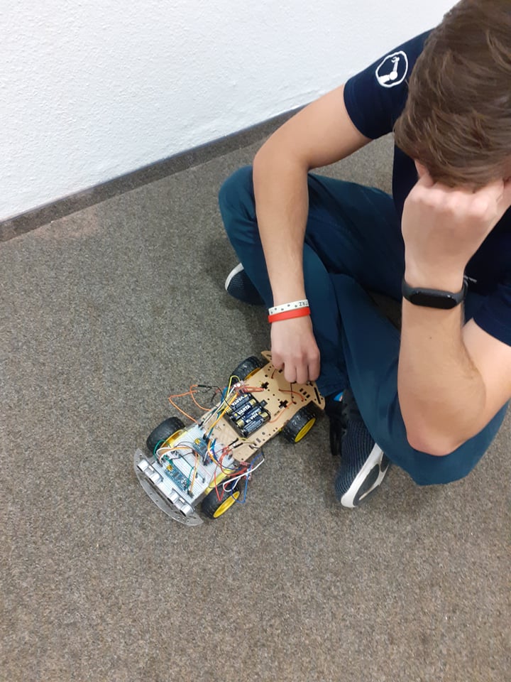 Uczeń testuje robota.