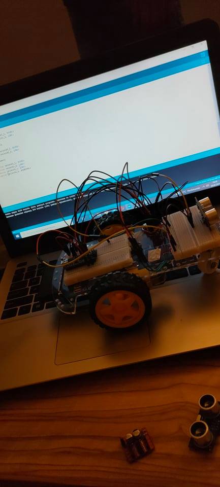 Gotowy robot na klawiaturze komputera.
