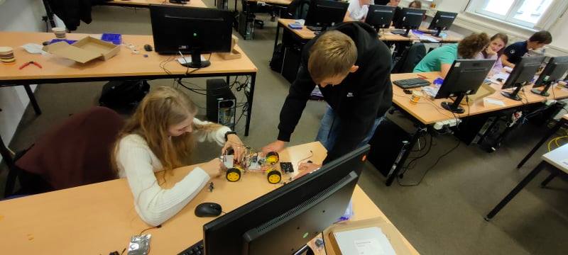Uczniowie budują model robota.