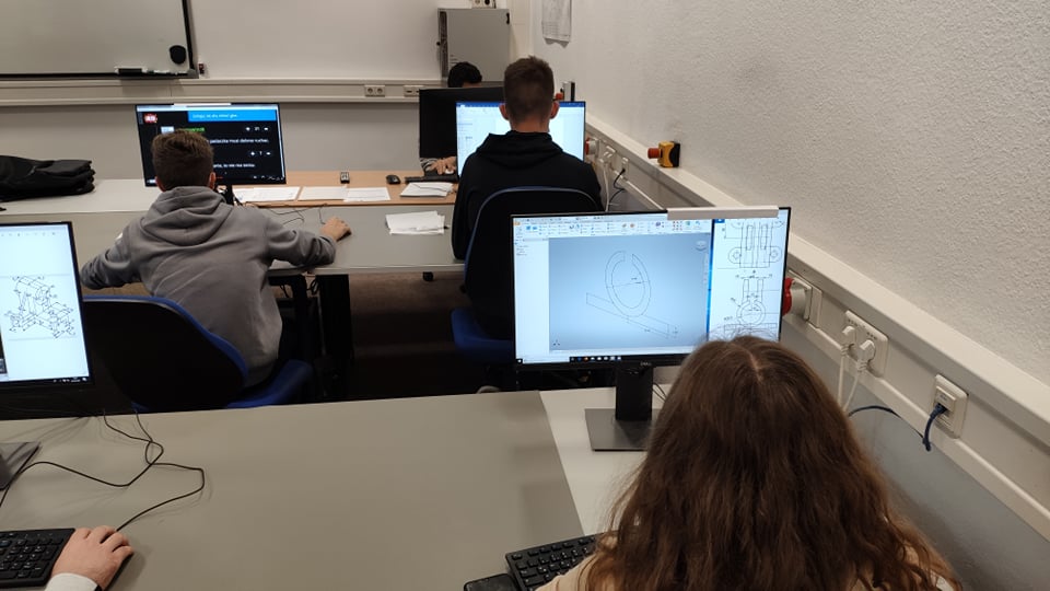 Uczniowe rysują model 3D w programie CAD.