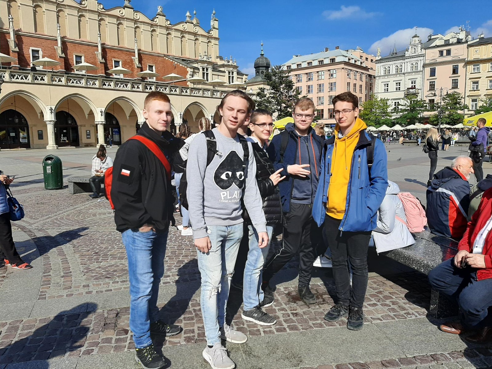 Uczniowie na Starym Rynku w Krakowie