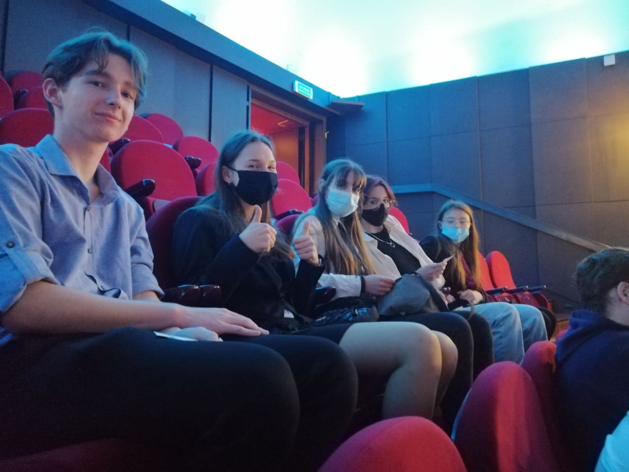Uczniowie w teatrze