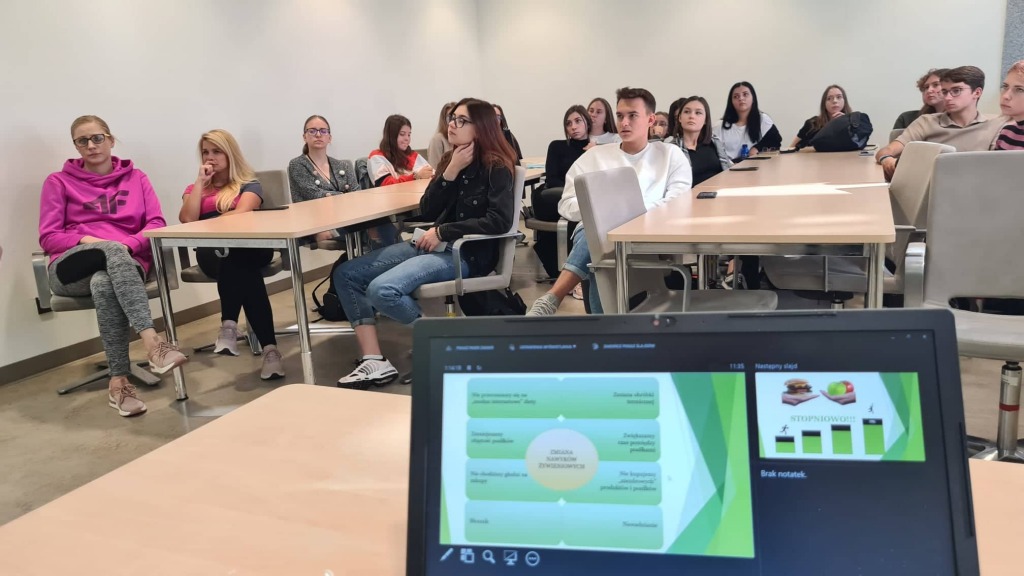 Uczestnicy spotkania (uczniowie) oraz laptop z prezentacją