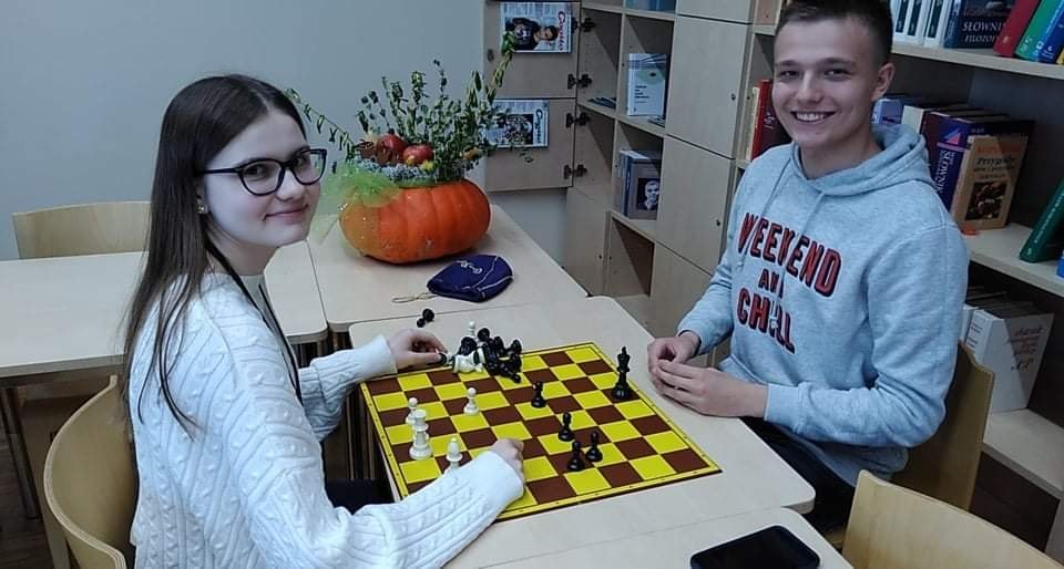 Uczniowie podczas warsztatów szachowych.