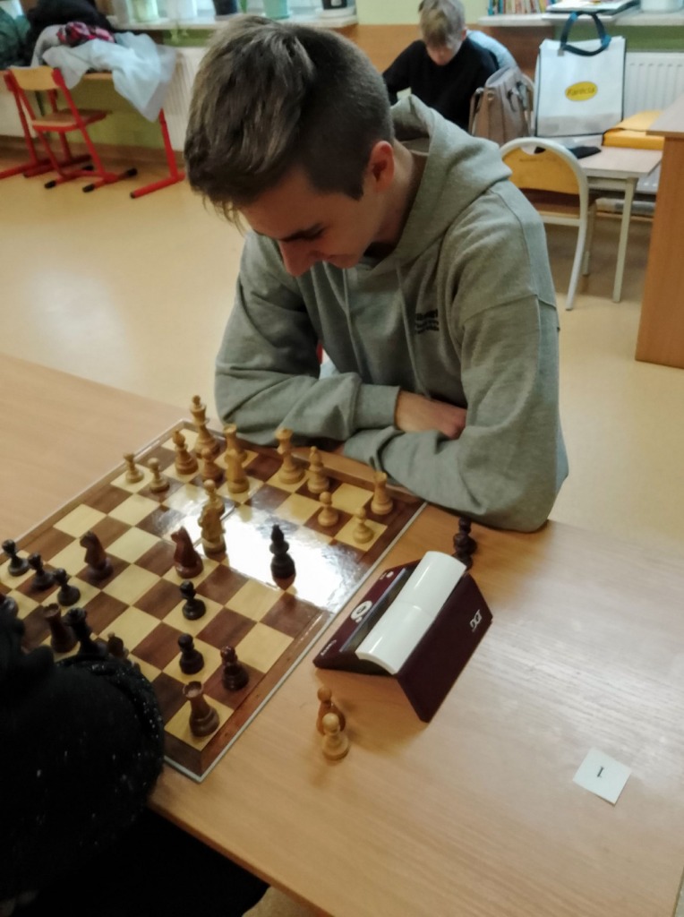 Uczeń siedzący przy szachownicy