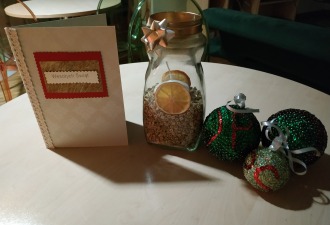 Karta świąteczna, bombki styropianowe z cekinami, świecznik dla Mieszkańców Domu Pomocy Społecznej w Kleszczowie od wychowanków i wychowawców Internatu.