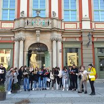 Klasa 3BG zaczytana przed Muzeum Pana Tadeusza we Wrocławiu
