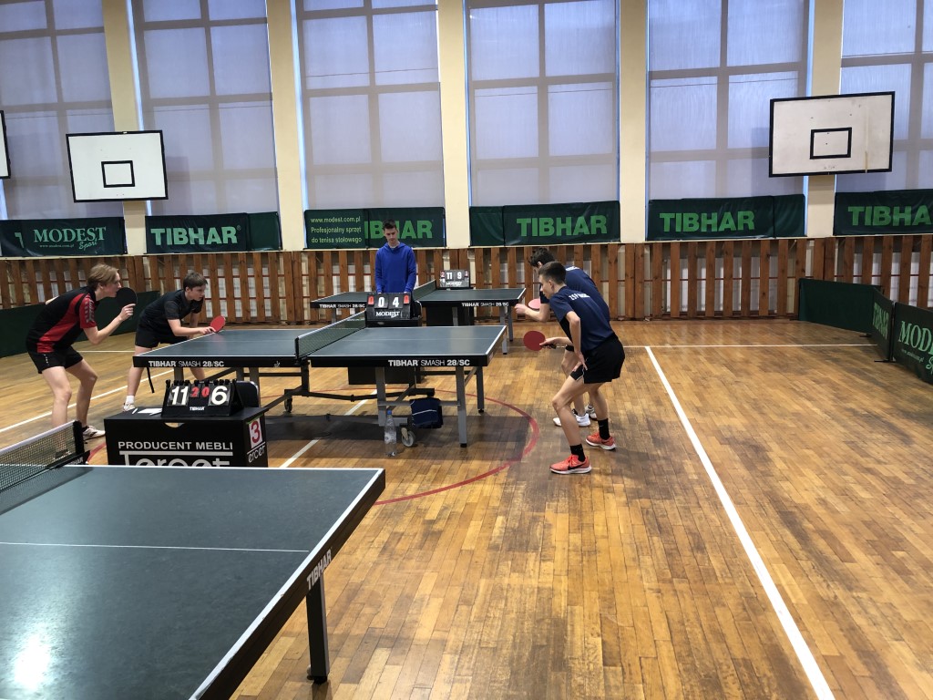Gra podwójna chłopców w tenisie stołowym