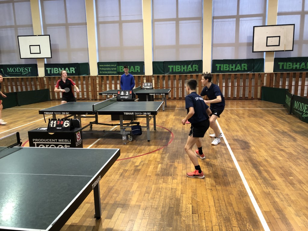 Gra podwójna chłopców w tenisie stołowym