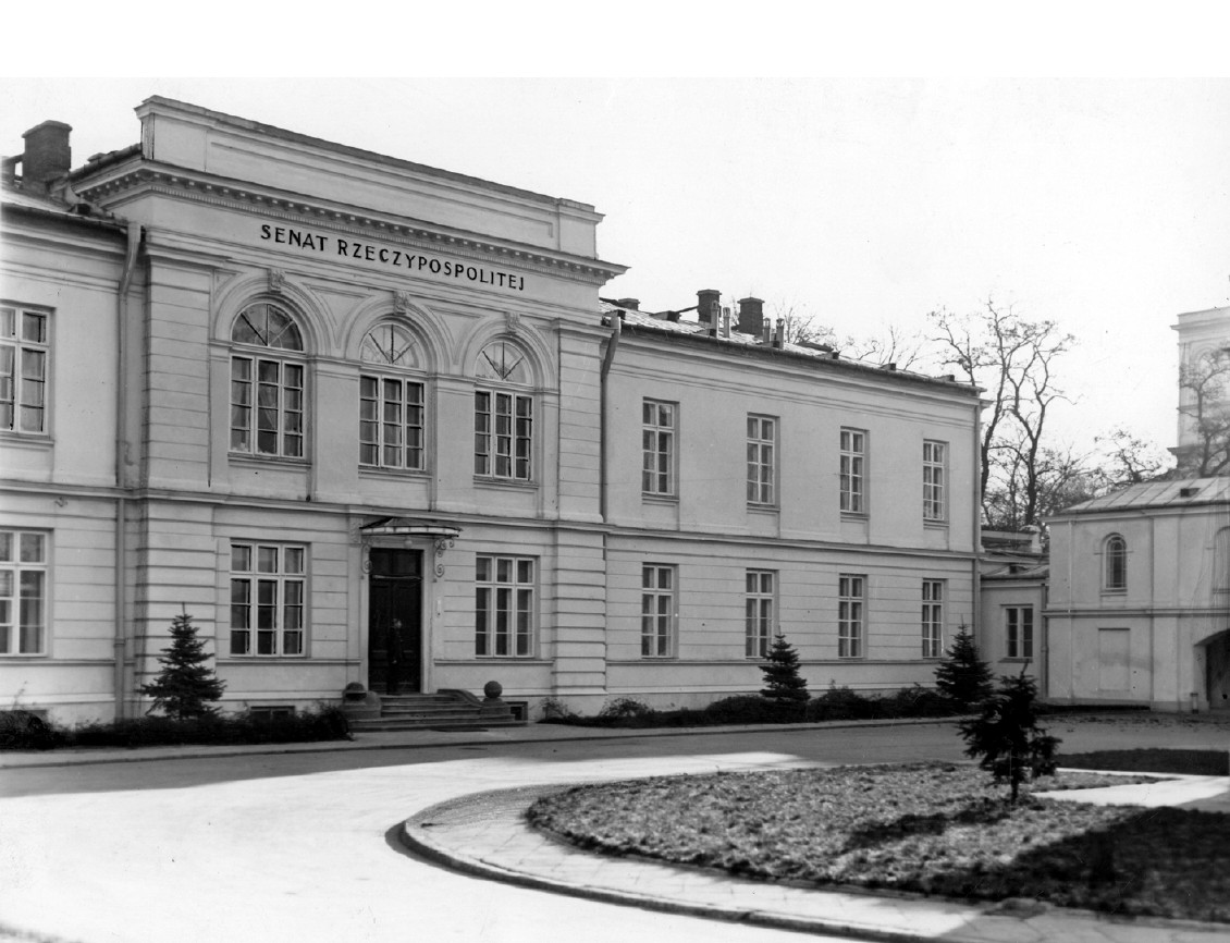 budynek Senatu RP, z napisem Senat Rzeczypospolitej