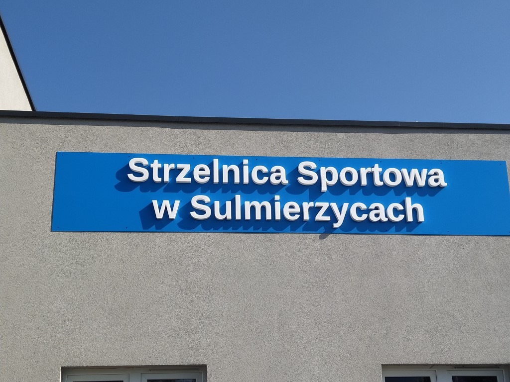 Szyld strzelnicy sportowej w Sulmierzycach. 