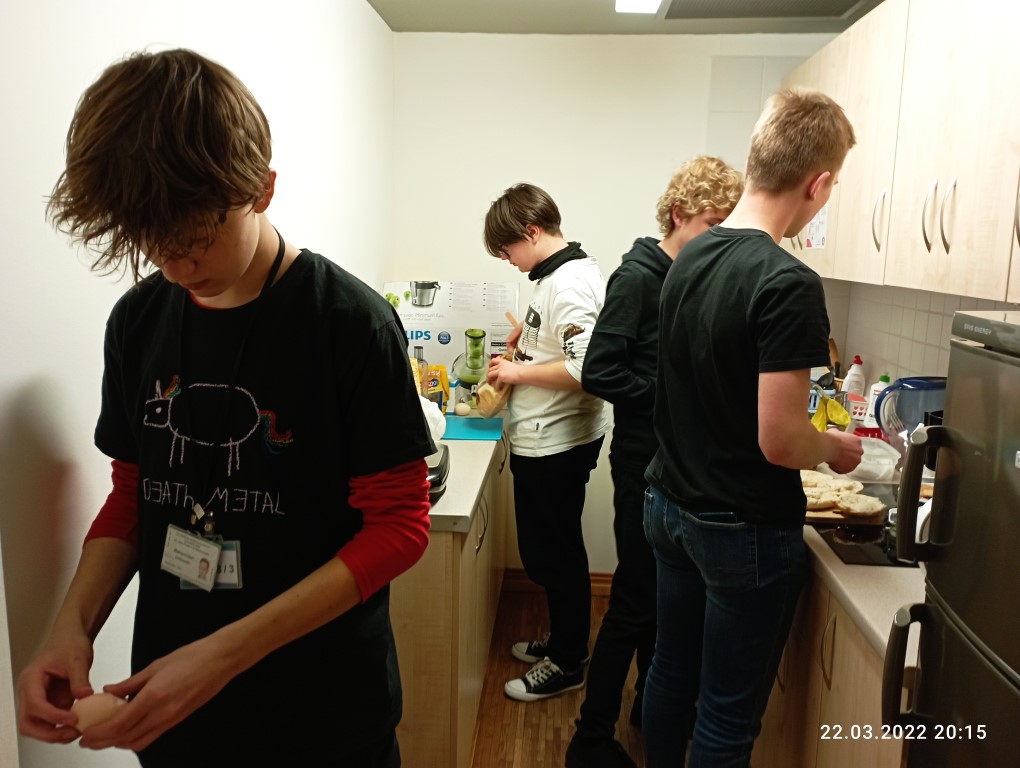 Chłopcy przygotowują kanapki wiosenne 