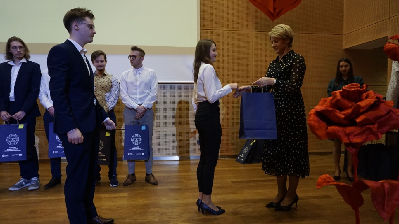Uczeń odbiera certyfikat uczestnictwa od dyrektor szkoły