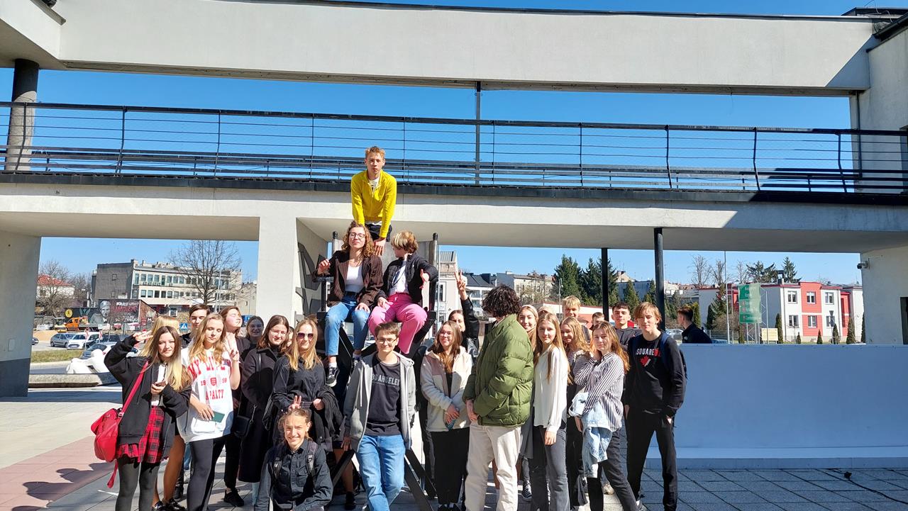 grupowe zdjęcie młodzieży przed MDK w Radomsku