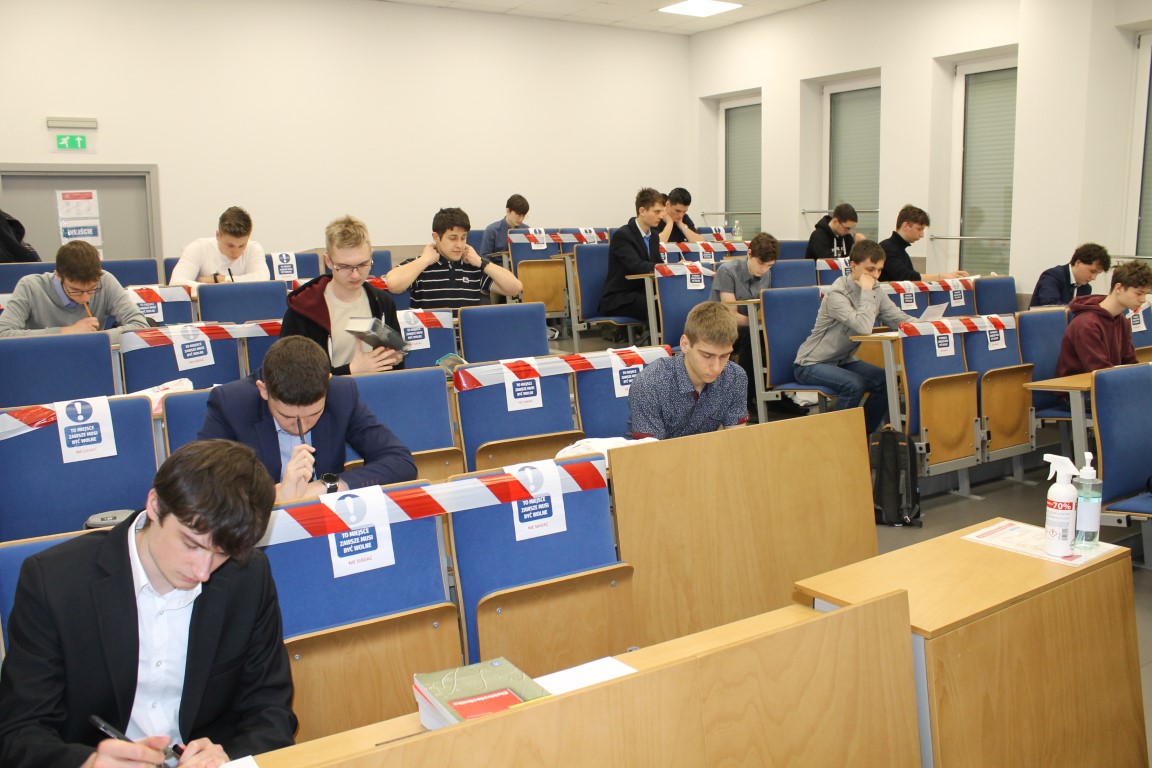 Uczniowie podczas pisania testu olimpiady