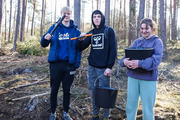 Uczniowie podczas sadzenia lasu