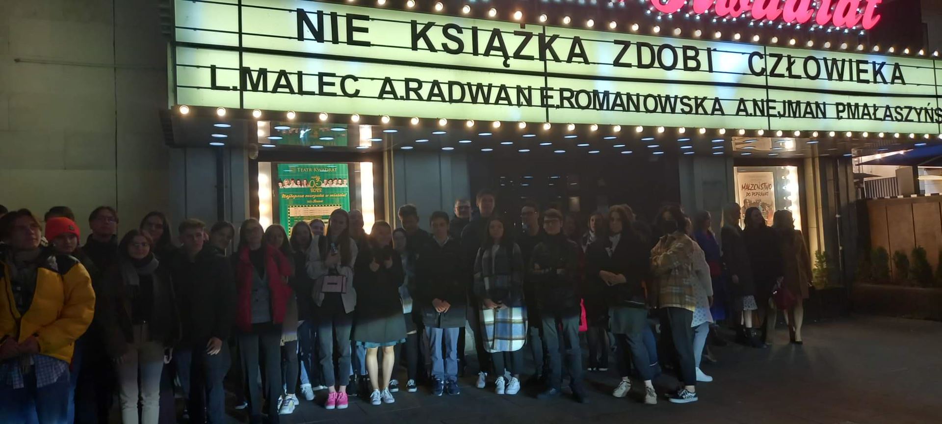 Uczestnicy wycieczki przed teatrem Kwadrat