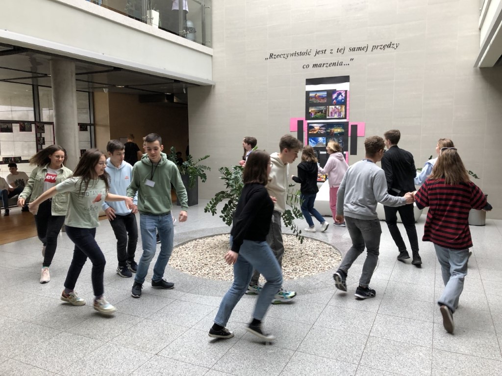 Uczniowie tańczący w kole