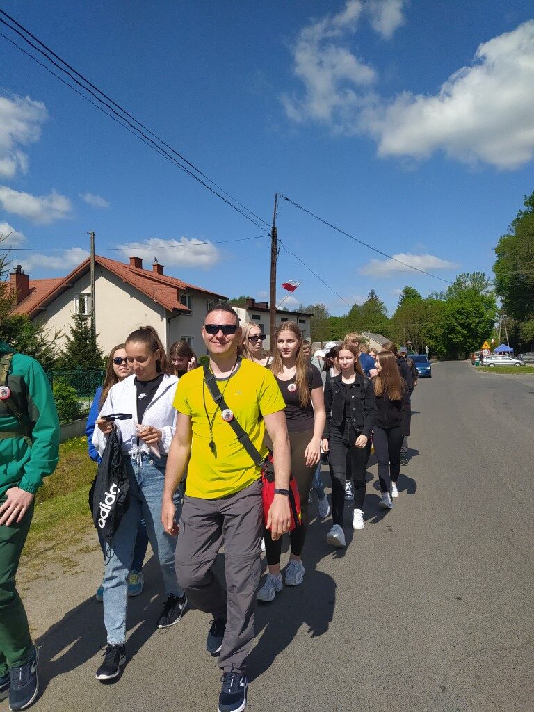 grupa podczas marszu