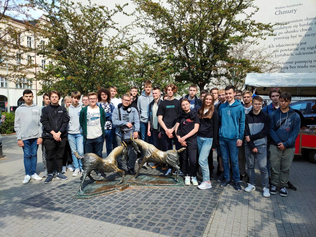 Grupa uczniów z koziołkami poznańskimi