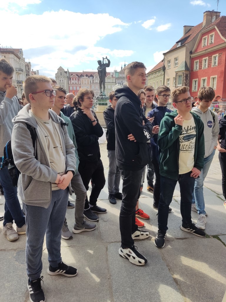grupa uczniów na starym mieście w Poznaniu