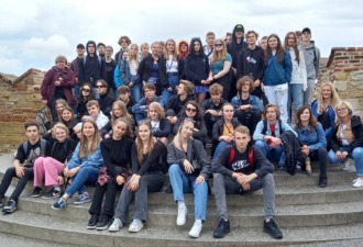 Wszyscy uczestnicy wycieczki na wspólnym zdjęciu w Pradze
