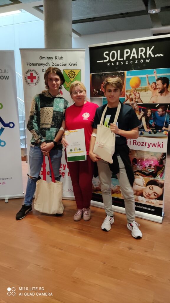 Uczniowie po oddaniu krwi z p. przewodniczącą HDK w Kleszczowie