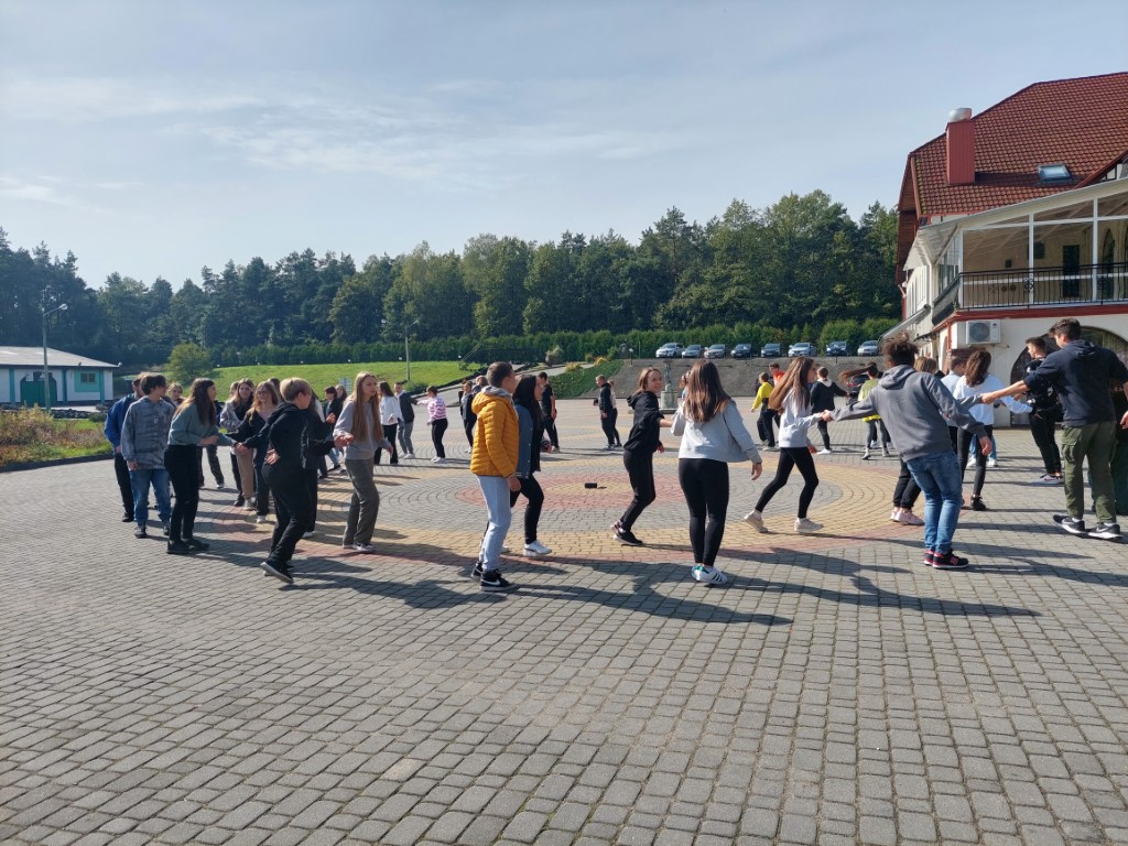 Uczniowie tańczący taniec "Belgijka"