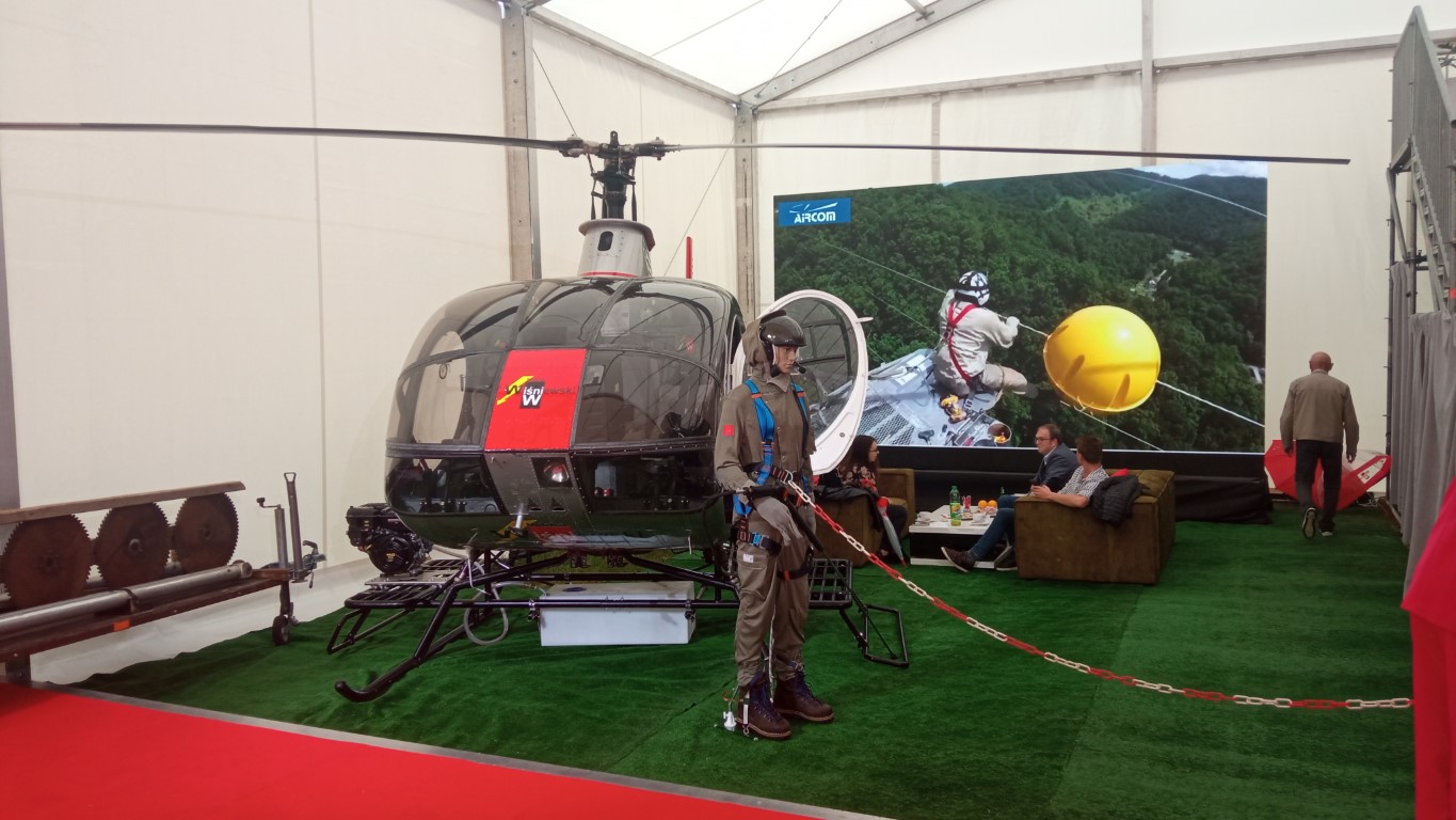 Helikopter dostosowany do pracy przy liniach