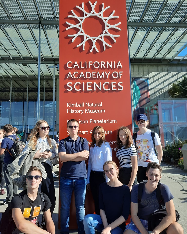 Uczniowie w California Academy of Sciences